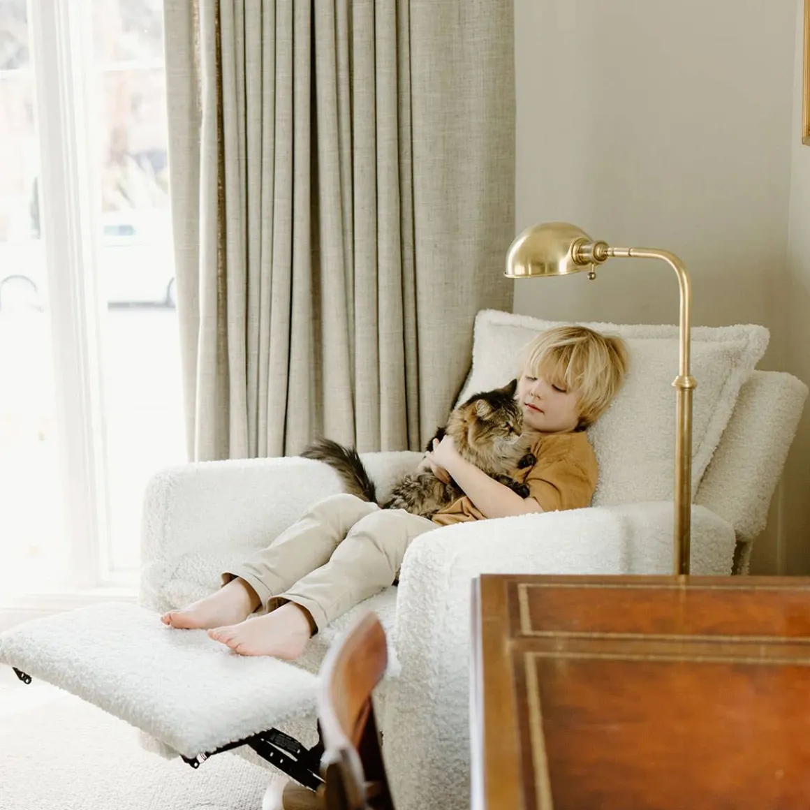 Flynn Swivel Glider with Power Recline Wood Base (Grade D)