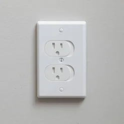 Universal Self-Closing Outlet Cover (3 Pack)